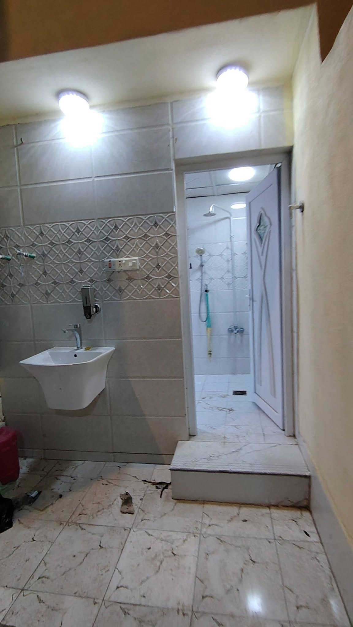 بيت للايجار القبله حي الجامعه  طابقين بصف ركن قريب من الاربع سايدات  ليفصلن بين حي الجامعه  وحي المهندسين ٤ غرف نوم استقبال مطبخ كراج لسياره مخزن خلف لبيت ايجار مليون قفل

***********
