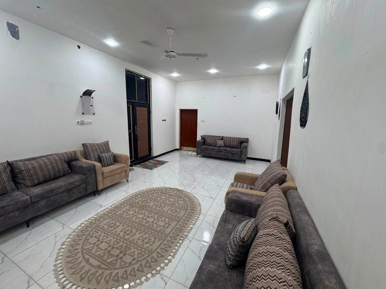 بيت زراعي للبيع
مساحه 450 متر واجهه 15 نزال 30
الموقع حي الحسن خلف الطاقه مباشرة بناء حديث يتكون من 
3 غرف نوم       7/5 متر
مجمع صحي داخلي معزول 5/2
مطبخ                5/7 متر
صاله عدد ثنين   11/4        7:5/4:5
استقبال         10/5 اضافه  كلودور  و مجمع صحي
لل ستفسار *********** واتساب
