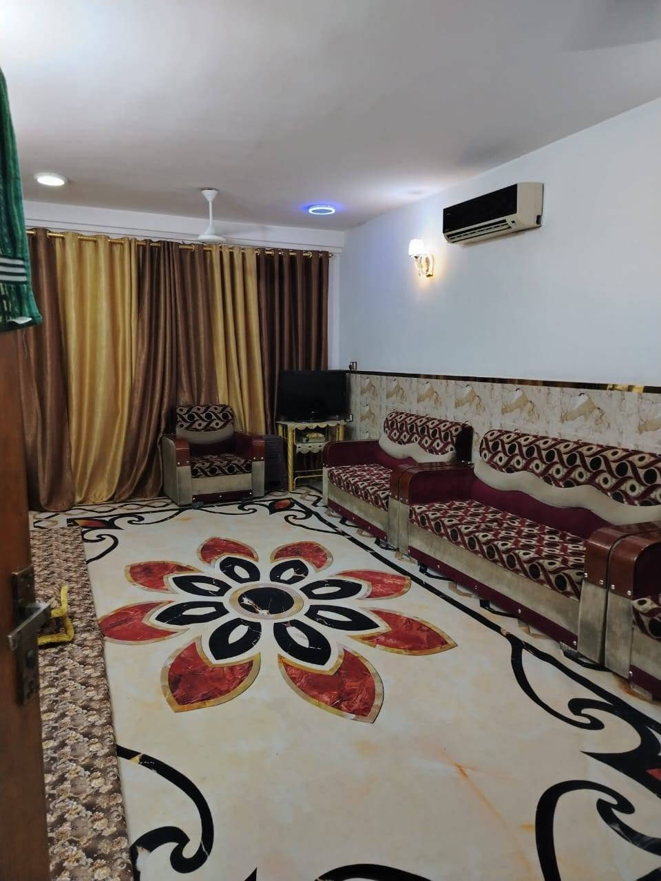 السلام عليكم
عقار للبيع ١٥٠م طابقين ونص 
واجه ٧،٥ نزال ٢٠
٥غرف نوم نقص واجه وارضية فقط 
البيت بسعر قطعة ارض 
حي الجهاد الحمدانية 
الاستفسار 
***********
***********
