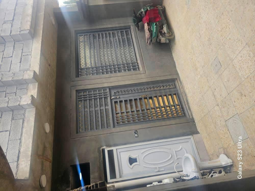 سلام عليكم دار  طابقين مساحه 250 متر طابو زراعي سند 25 مالك عراقي بناء حديث يتكون من 3غرف جوه 6/4 او مطبخ حار بارد جبير او صالة جبيره او ديوانيه 6/4 او حمامات داخليه او خارجيه اوشقه الفوك غرفتين وحده جبيره او وحده صغيره او مطبخ مفتوح عل صاله الشقه الثانيه هيكل غرف2 6/4 او مطبخ حار بارد او صاله الشقه الثانيه هيكل ❤️ السعر 170 او قابل للتفاوض العنوان عوسيان معمل ابلوك الكوفه ***********
