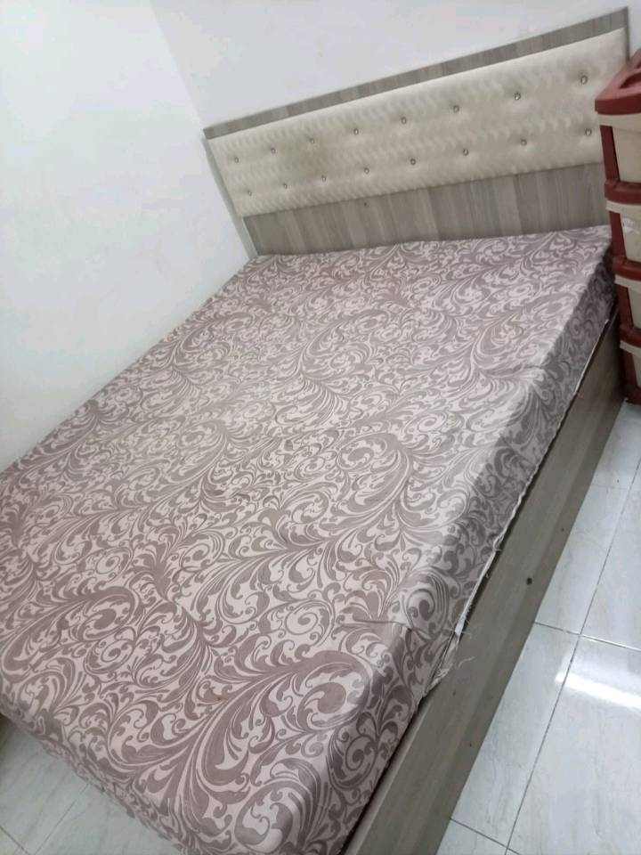 السلام عليكم عندي غراض للبيع اريد ابيعهن لان رح انتقل لغير محافظة للشراء راسلوني واتساب ***********
ميز طعام مع كرسي 30 الف 
طباخ بيّ فرن 25 الف 
طباخ منضدي يرهم ؏ الكاونتر سعرة 25 
مراية ملكية 25
جرارات بلاستك 12 الف 
بوفية مالت فراش 5 الف 
مكنسة كهربائة 25 الف 
5 صور بـ 5 الف 
صوبة نفطية 25 الف
چرباية نفرين 25 الف 
چرباية نفر 15 الف 
مواعين القطعة بربع 
عندي فراش نضدة زينة كُلة بـ 15 الف 
وساعة سعرهة 5 الف
بلازمة بـ 5 الف تشتغل بس الأضائة مالتهة محروكة
