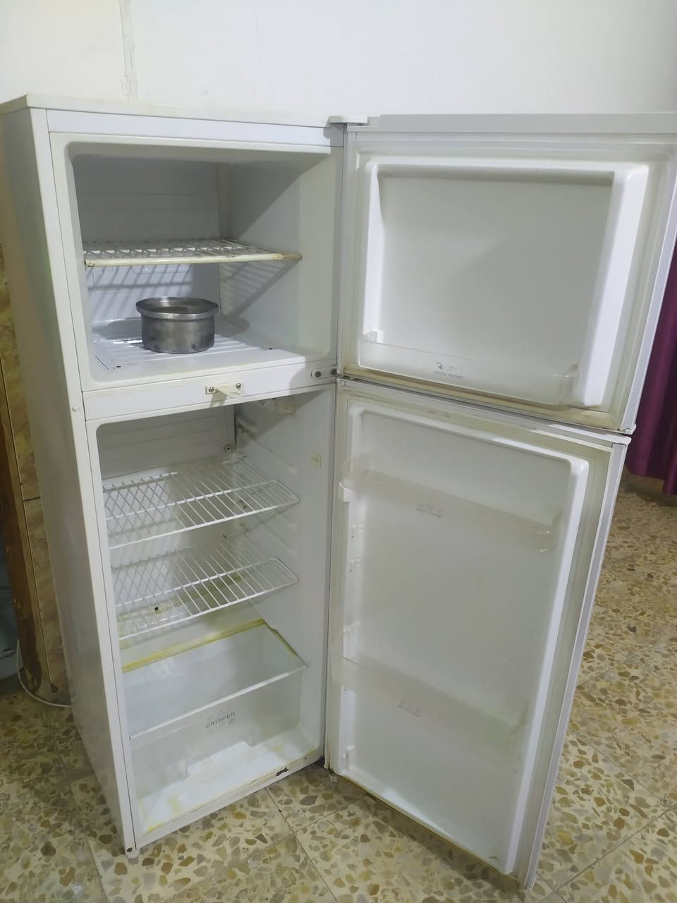 ثلاجه حجم وسط شغاله ونضيفه وتجمد السعر ب110الف العنوان كربلاء حي الغدير ***********
