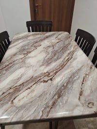 ميز طعام للبيع العنوان زيونه السعر ب350 وبي مجال 07874220192