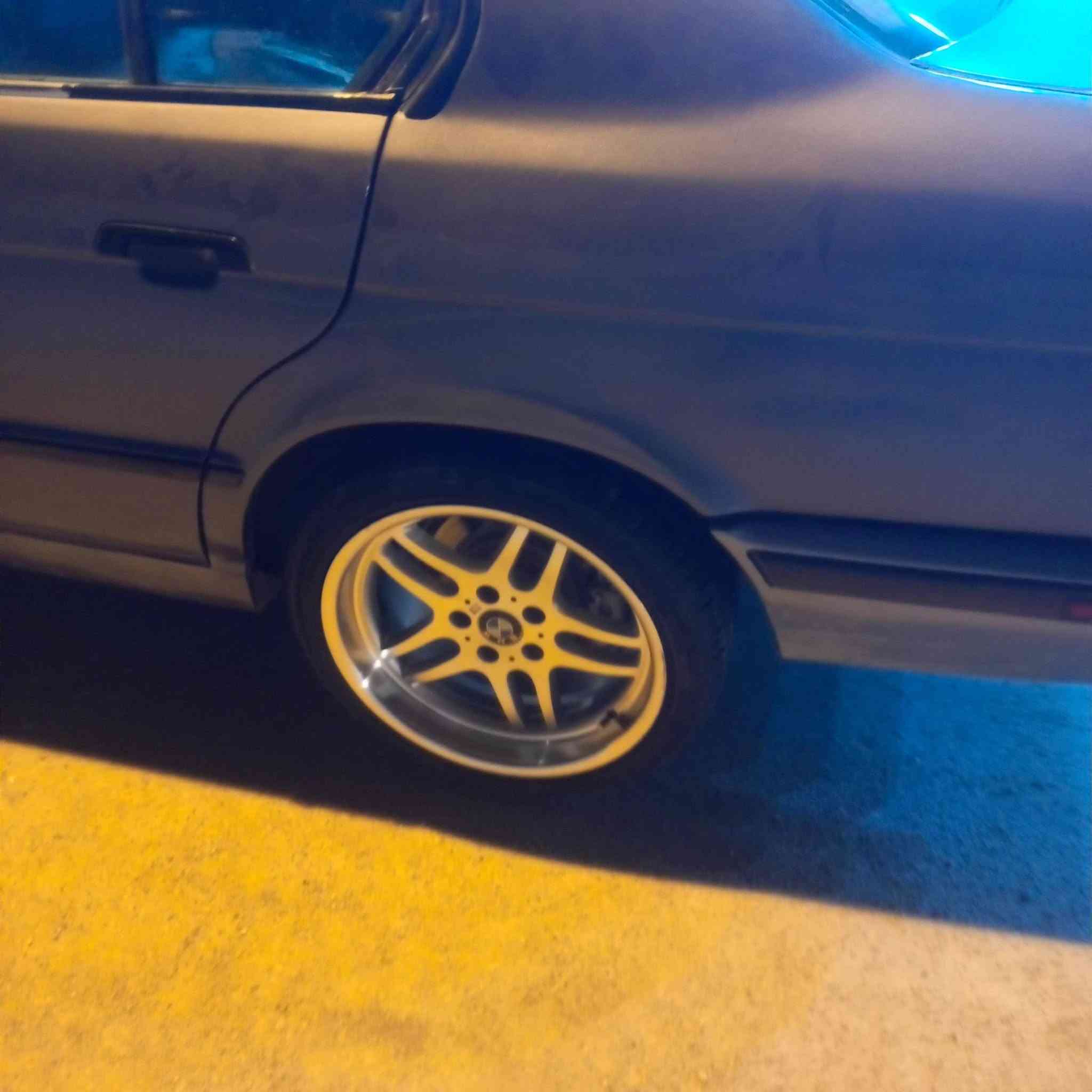 بي ام دبليو 530  V8موديل1992 تبريد شغال سياره مصبوغه عام رقم الهاتف ***********
