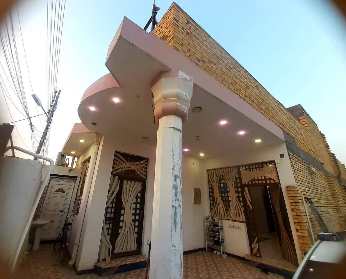 للبيع
دار للبيع  طابو صرف الغراف حي الشهداء  شارع القاظي ناظم سايع بيت عن الشارع العام. 

المساحة  170 م 

بناء حديث مبني بأشراف مهندس  مختص

يتكون من أستقبال و مطبخ حار  وبارد و صالة معزولة 
و غرفتين منام و مجموعة صحيات داخلية و خارجية ومنورين
كراج سيارة

الطابق الثاني يتكون من بيتونه وغرفه نوم واصله للنص 
+ مجمع صحيات كامل في الطابق الثاني  
السطح صب كونكريت مطبك شتايكر 

 الشبابيك و الأبواب حديد أبو ٤ ملم و PVC . 

حديث مجهز سستم كاميرات وكذلك منظومة مكافحة الأرضة وكهرباء وماء لمس وحساسات مطلوب أسكان المنطقة متوفرة فيها كل الخدمات تبليط وأرصفة كهرباء أربعة خطوط ماء سيح بدون ماطور يصعد للخزانات ونت ضوئي  .

 للاستفسار *********** واتساب.
