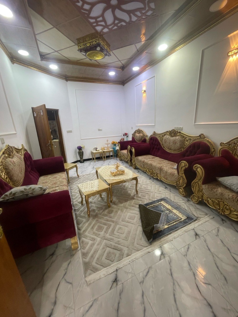بيت في سامراء حي المعمل موقع مميز مكون من 5 غرف 2 طابق ارضي وحده سويت و3 طابق ثاني وحده سويت وخمس صحيات وحمام وصاله وديوان ومطبخ واسعات خدمات فول وشارع تبليط ومي الابي معقم بليه فلتر وبليه ماطور  