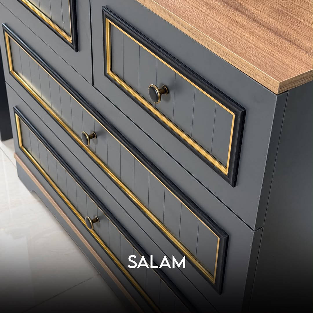 

نص مكتوب في الصور:
- SALAM