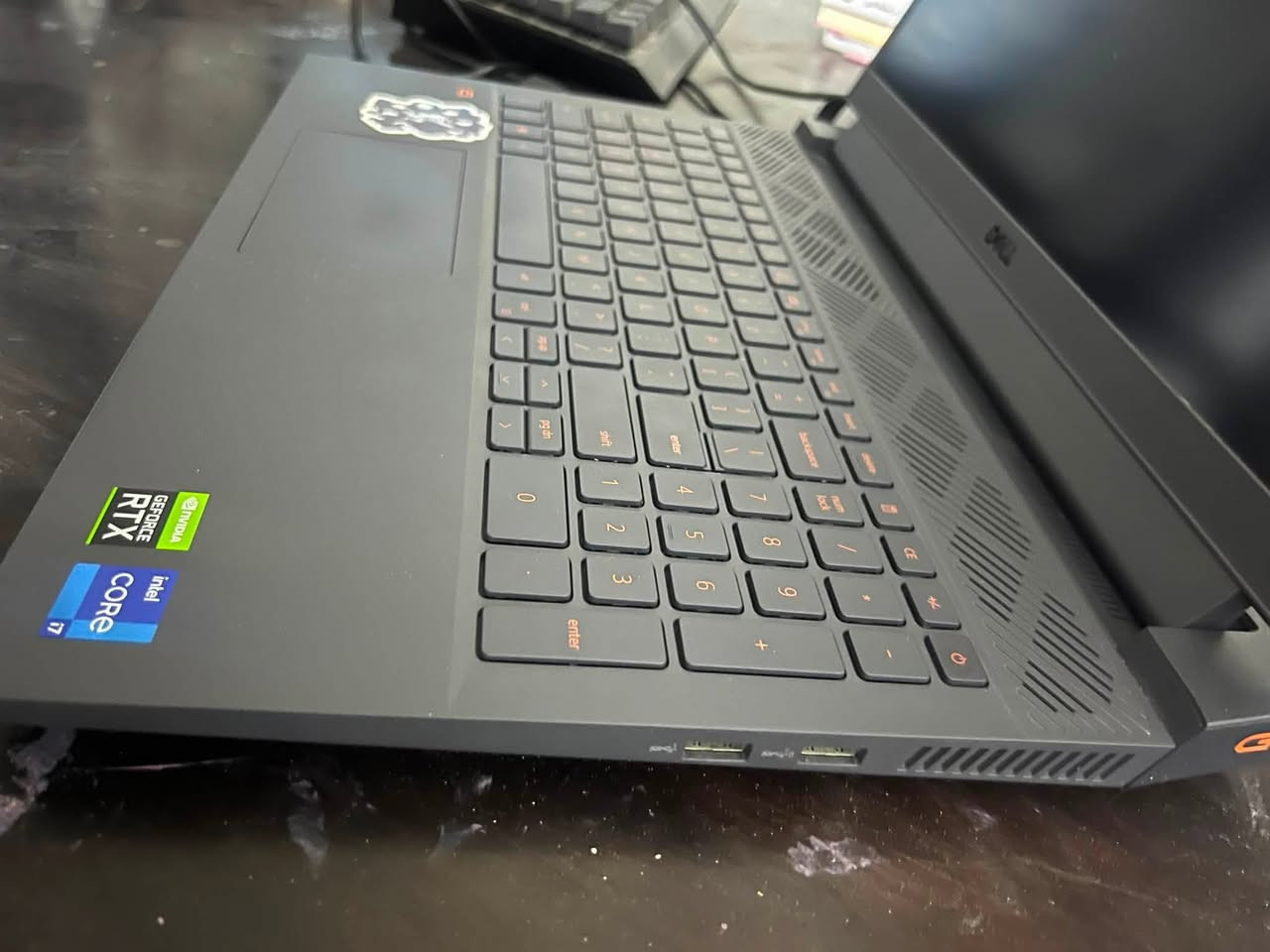 لابتوب للبيع مواصفات قوية تشغل العاب وبرامج مونتاج
Dell G15 5511

المعالج: Intel Core i7-11800H
الجيل: 11th Gen
الأنوية: 8 Cores / 16 Threads
كرت الشاشة: NVIDIA GeForce RTX 3050 4GB
الرام: 16GB DDR4 3200MHz
التخزين: 1TB SSD NVMe
الشاشة: 15.6 إنش FHD
معدل التحديث: 120Hz
النظام: Windows 11
Wi-Fi: Wi-Fi 6
منفذ تايبسي 
Bluetooth. 
لوحة المفاتيح: بإضاءة 

رايدها ب900 
الحاسبة نظيفة وما مستعملها هواي 

متواجد واتساب فقط اتصال او مراسلة 
***********
