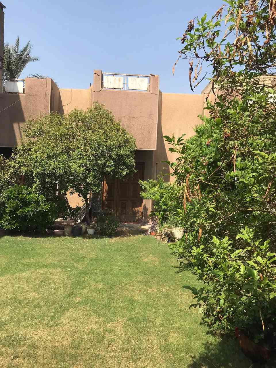 بيت قديم يعتبر قطعة ارض للبيع
المساحة 330
العنوان حي اور ال 600 بشارع ابو عبير 
الواجة 11 نزال 30 
هاتف ***********
