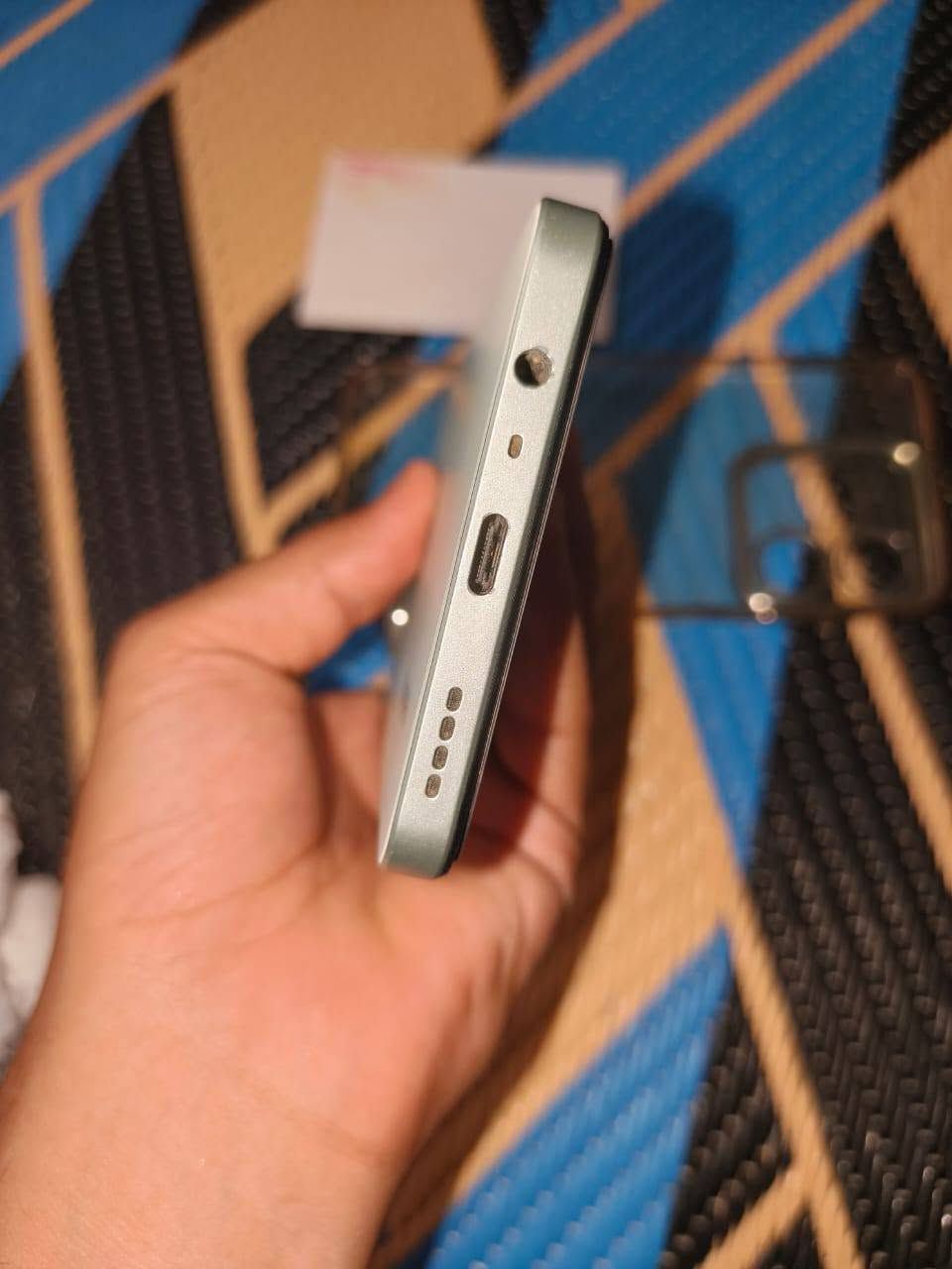 🔸realme Note 60x هاذ أسم الجهاز
📱 مواصفات الهاتف:
​الشاشة: 6.74 بوصة IPS LCD بمعدل تحديث 90Hz وسطوع يصل إلى 560 شمعة.
​المعالج: MediaTek Dimensity 6300 (6 نانومتر) يدعم شبكات الجيل الخامس 5G.
​معالج الرسميات: Mali-G57 MC2.
​الذاكرة الداخلية: 128 جيجابايت.
​الرام: 4 جيجابايت (مع إمكانية التوسيع الافتراضي).
​الشرائح والاتصال: يدعم تركيب شريحتين اتصال + شريحة رام إضافية (كارت ميموري) في نفس الوقت بمنفذ منفصل.
​الكاميرا الخلفية: 32 ميجابكسل رئيسية مع عدسة مساعدة وفلاش LED.
​الكاميرا الأمامية: 5 ميجابكسل.
​البطارية: 5000 مللي أمبير.
​الشحن: بقدرة 10 واط بمنفذ Type-C.
​النظام: أندرويد 14 مع واجهة Realme UI 5.0.
​الأمان: بصمة أصبع مدمجة بزر الطاقة الجانبي + بصمة الوجه.
​المميزات: مقاوم للرذاذ والغبار بمعيار IP54، ويحتوي على منفذ سماعات 3.5mm. ♡ الموقع:  ذي قار:  سوق الشيوخ ♡ رقم الهاتف *********** ♡ السعر خاص متواجد على مدار 24 ساعة 🤎🔸
