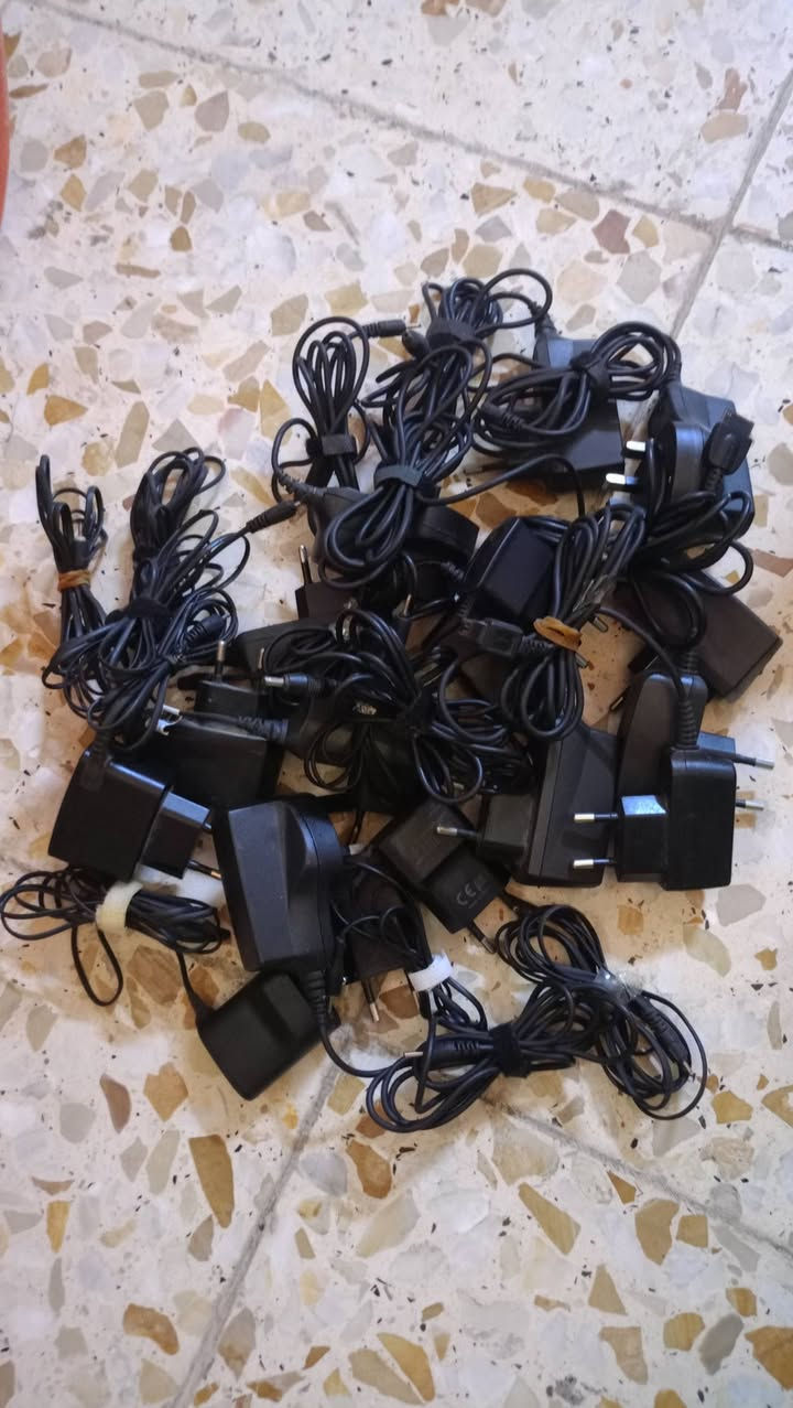 شواحن العدد 17 على 1500دينار وسماعات العدد 11 على 2000دينار  مكاني بغداد الشعب ***********وماعندي توصيل
