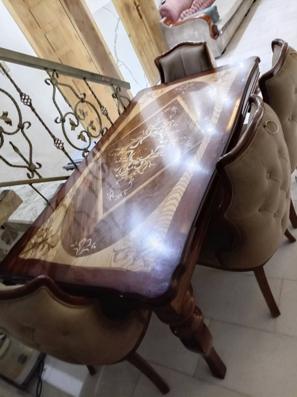 ميز طعام للبيع خشم عراقي ثقيل ٦ كراسي السعر ٦٥٠ وبيه مجال ***********
