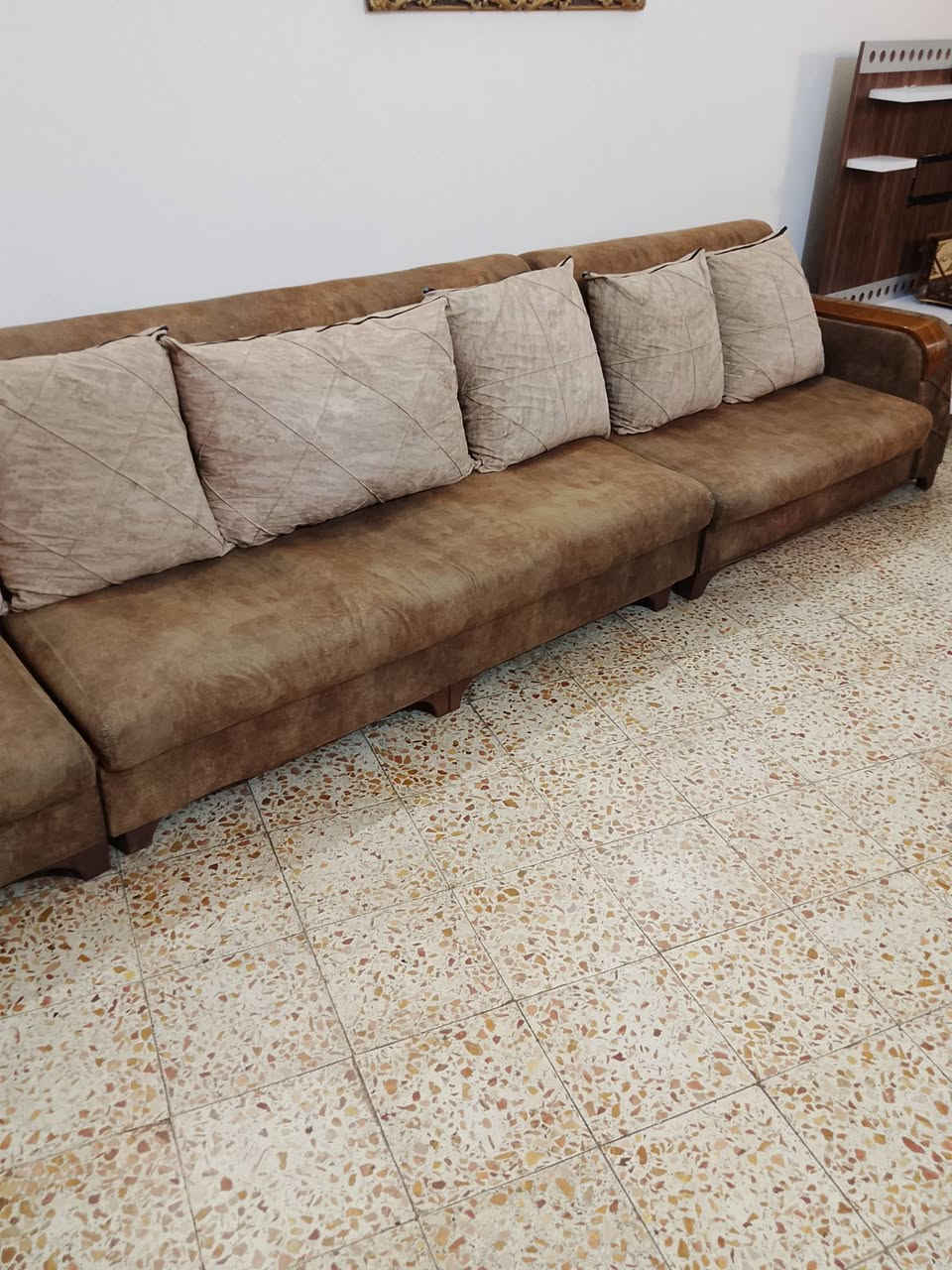 للبيع
 ديوان تركي ١٠ نفرات يصير سرير ومخزن السعر ٢٠٠ الف 
العنوان بغداد حي تونس 
هاتف ***********
