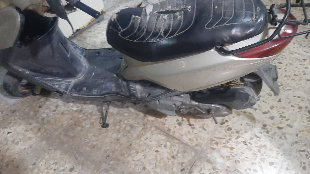 السلام عليكم دراجه بريز للبيع شغاله بس بيه صوت زنجيل فقط سعر 250وبيها مجال *********** بي واتساب 
مكاني بغداد

