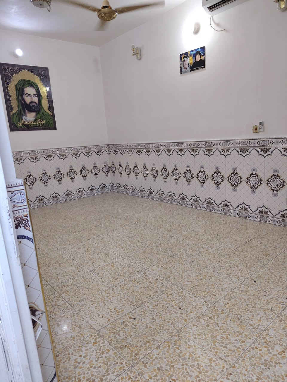 بسم الله الرحمن الرحيم
بيت للبيع 100متر في حي النداء شارع الكفيل قرب جامع امنا الرحمان بيت ع شارع 15متر  بناء جديد مال جناي درجه اولى السعر 118وبي مجال استفسار ع رقم *********** ابو امير
