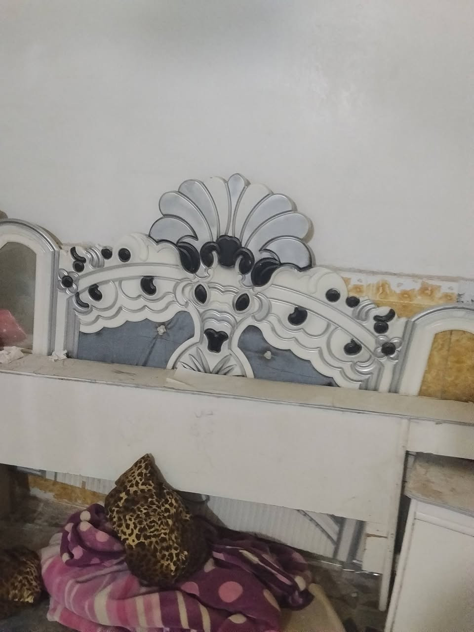 غرفت خشاب كمله عده تخته لبيع متوزي عله بيعته قيم بليرضه الله وخذ ستفسار عله اذه رقم***********
