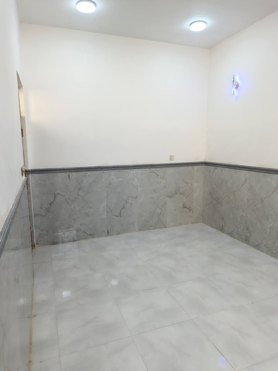 دار للبيع ١٠٠ متر طابق ونص حي نداء شارع المجمعات
مطقة ٨٣ قرب الطفائيه بظهر شارع ٦٠ العرضي  بناء جديد درجه اولى طابوق جمهوري صب مسلح بيت جاهز مابي اي نقص  سعر ٩٣ مع 
***********
