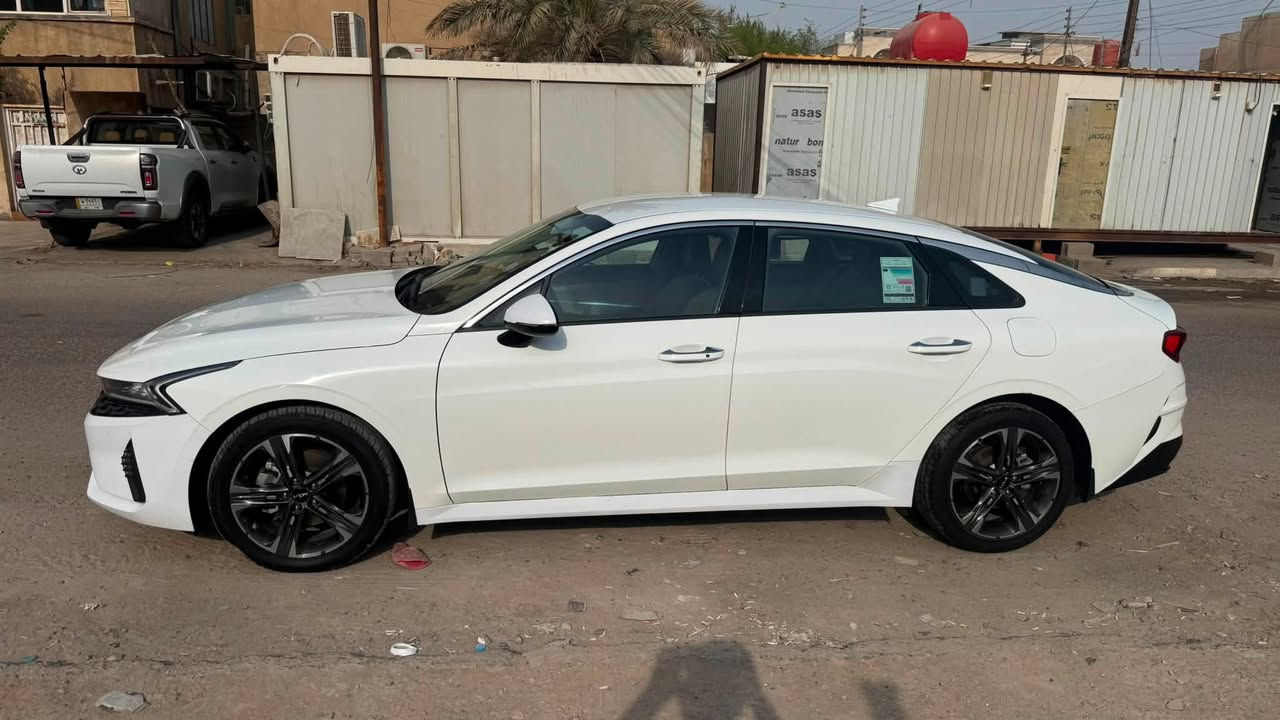 السلام عليكم ورحمة الله  
K5 كي فايف خليجيه مديل 23

كفاله  ما عده بارد  بكد شبر   

مواصفات هواي بيها 
تحكم 
بصمه 
تشغيل عن بعد 
محرك دوش 2000
كشنات جلد 
كشن كهربائي
ارضية مغلفه جلد 

تخم تاير جدييييد 

ماشيه 90
السياره جاهزه للاخير تاخذها عليك بالف الف عافيه احلى من الصور 
السياره بصره بأسمي 

العنوان البصره  

السعر 197

رقم الهاتف 
***********
