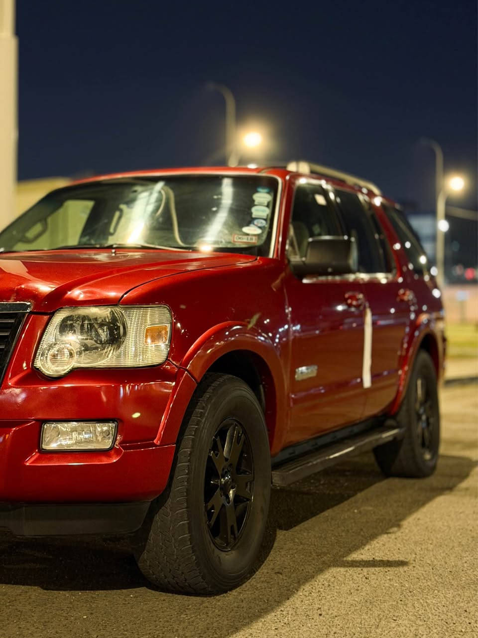 للبيع: فورد إكسبلورر(دفع رباعي) 7راكب 
 الموديل: 2007
 المحرك: V6- 4000
 نظام الدفع: دفع رباعي (4X4)
 التبريد: تبريد مركزي ممتاز 
محرك كير مكفول
الحادث: 3 قطع صبغ فقط من جهة السكن (تعديل جمالي دون ضرر قوي) + ضرر حديث بباب الصندوق كما موضح بالصورة
كزوز ريموت رياضي، ويل كمب أسود، دواسات جانبية، قفل مقطورة.
 الرقم: أربيل (جاهزة للتحويل).سنوية وهزة جديدة.
 📍 الموقع: [البصرة ].
 💵 السعر: 77 ورقة.
 📞 للتواصل: [***********] أو خاص. البصرة, العراق

