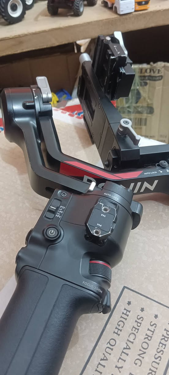 للبيع رونن DJI RS4 نضيف
السعر 450 الف قفل مكاني نجف 
***********

