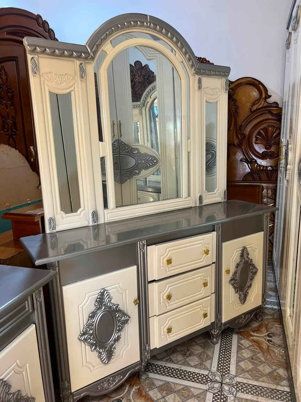 غرفه نجاره تفصال درجه أولى صبغ حراري تصمم تركي ام السته جديده كلش سعر مليون و100 عنوان سوك الشيوخ حي العسكري 

***********
