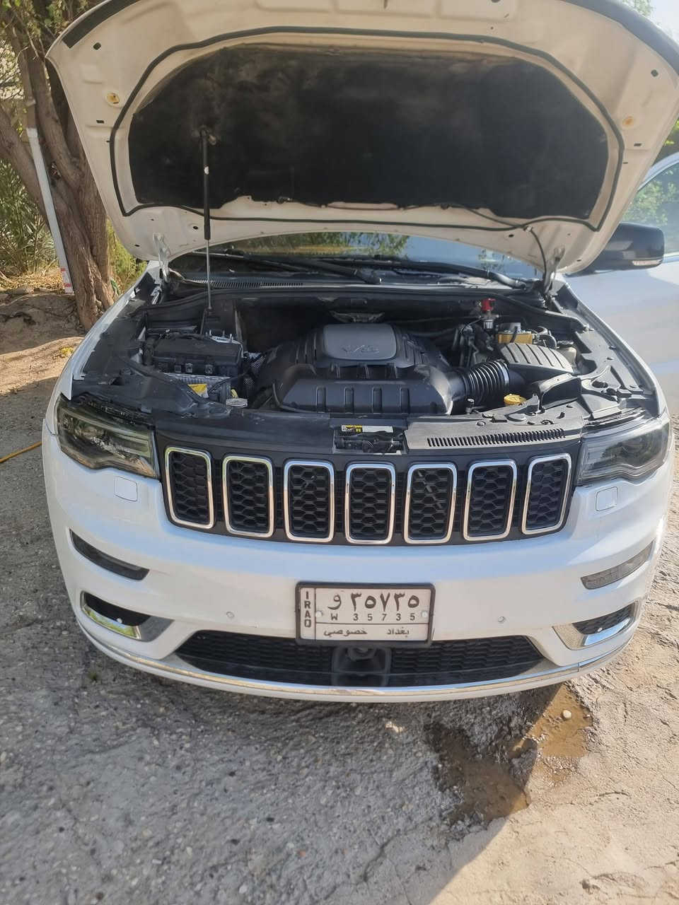 🌹🌹تحية طيبة 🌹🌹
جيب غراند شيروكي سوميت (Jeep Grand Cherokee Summit) موديل 2015 خليجي  فول مواصفات 🚗

السيارة بنظافة ممتازة ومواصفات السوميت الأصلية العالية (أعلى فئة).

المواصفات العامة والمحرك:

 الموديل: 2015

 الفئة: سوميت (Summit) أصلية

 المحرك: 8 سلندر، سعة 5700 سي سي (Hemi 5.7L) - محرك قوي وجبار

 اللون: أبيض 

 الرقم: بغداد خصوصي

المواصفات والاضافات:

 نظام الجكات الهيدروليك: (Quadra-Lift) تحكم بارتفاع وانخفاض السيارة لاغي السياره حاليا نظام دبل عادي 

 أنظمة الأمان والرادار: رادار أمامي تفاعلي، تنبيه تصادم، تحديد مسار، ونظام اطفاء السلندرات للاقتصاد بالوقود (ECO)

 الترفيه: شاشات خلفية أصلية بلاد للمقاعد الخلفية مع شاشة أمامية كبيرة تدعم الخرائط والـ Bluetooth وباقي الأنظمة.

 السقف: بانوراما كاملة

 الداخلية: جلد قرميدي ، تدفئة وتبريد بالكراسي، مع إضاءة عتبات الأبواب الترحيبية بكلمة (SUMMIT) باللون الأزرق 

 المظهر الخارجي: ويل كروم كبير الأصلي الخاص بفئة السوميت، لايتات زينون وLED نهارية مميزة، مع حساسات أمامية وخلفية وكاميرا.

حالة السيارة

 الحادث: صبغ شي بسيط مقدمة الجاملغ الأيمن فقط 

 باقي السيارة: مكفول بالكامل (الباقي كفالة عامة).

 السيرفس: السيارة مسوايلها سيرفس كامل وجاهزة من كلشي (حدادية كاملة جديدة، تايرات  جديدة، محرك مفتوح  وما تحتاج أي مصاريف

أضافة الى منظومة غاز )

سعرها 190 بيع فقط 

مكان السياره محافظة واسط 

اي استفسار الاتصال على 

*********** 

***********
