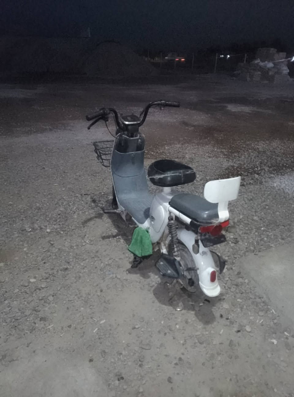 سلام عليكم عندي باسكل شحن محتاج بطاريات وشاحنه جديده كهرباءيات جديده دبل شاير بك خلفي ولايت امامي جدد السعر 50الف***********
