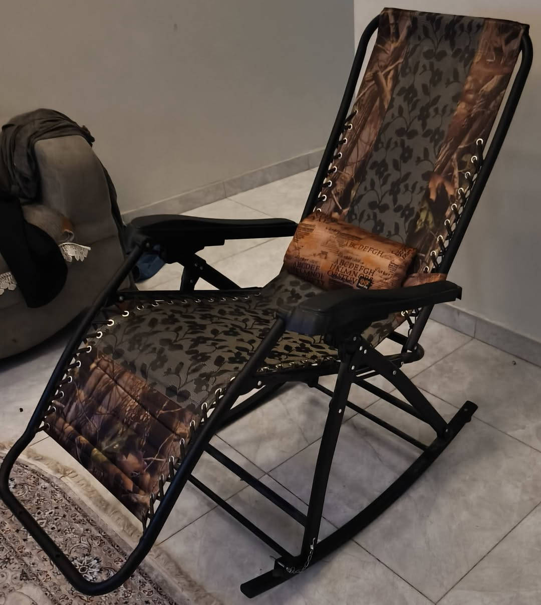 للبيع كرسي هزاز مستعمل قليل جدا اخو الجديد مكانه بغداد@ بلديات حي تجار سعره ٥٠ ألف موبايل***********
