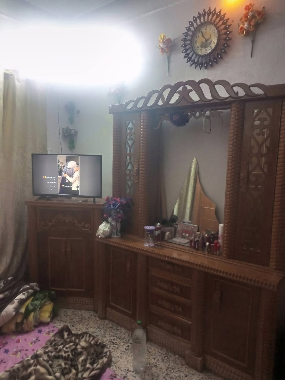 غرفه اخشاب • تخت موجود • مرايه مكسوره