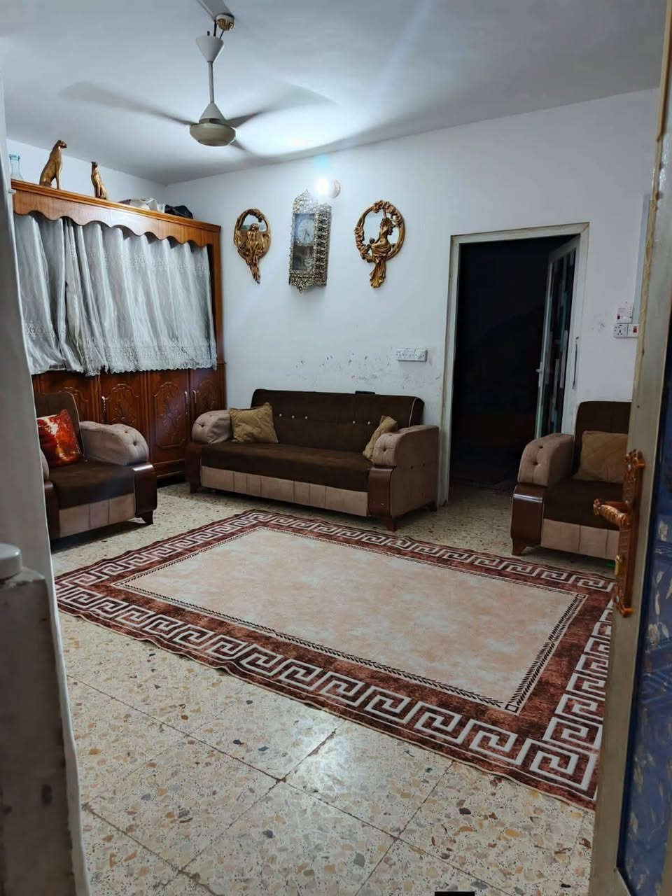 بيت للبيع مكانه البحريه قرب مخازن مرجان فرع الصوره متكون
من غرفه وهول ومطبخ وصحيات جوه وبره وطارمه

   للتواصل ***********

سند ٢٥بأسم زوجي مساحته ١٠٠ متر&
