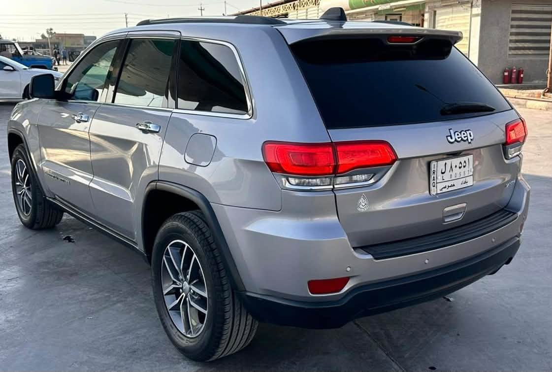 السلام عليكم
للبيع او مراوس 
Jeep Grand Cherokee 
Limited 2018
السعر 163 ورقه 
جيب جراند شيروكي ليميتد 2018
ماشيه 133 
سياره كفاله كير ومكينه حداديه وتخم تاير وتبريد كله 
جاهز  يعني بدون اي نقص 
رقم بغداد بسمي 
✅ المواصفات :
🎨 اللون: سلفر
🌍 وارد أمريكي
⚙️ محرك 3.6 لتر
🔩 6 سلندر
🛞 دفع AWD
💎 المواصفات:
رادار
توقف ذاتي عند التحذير
• شاشة لمس
• بلوتوث
• Android Auto
• كاميرا خلفيه 
• حساسات أمامية
• حساسات خلفية
• مقاعد جلد
• تحكم كهربائي بالمقاعد
• مثبت سرعة
• بصمة وتشغيل ذكي
• مكيف أوتوماتيك
• نظام تحكم بالمقود
✅ فئة ليمتد
✅ ما عدا الفتحة
صور حادث بالمنشور 
✅ جاملغ امامي وخلفي 
ولباب يمه صبغ يعني سياره 3 قطع بيها شرط بدون دواخل بدون ارباك 
 بدون دواخل 
مكاني بغداد بسمايه 
سعر 163 ورقه 
***********

نص مكتوب في الصور:
- 000-25614849 - 07/18/2019 - IAA 000-25614849 - 07/18/2019 - IAA 000-25614849 - 07/18/2019 - IAA 000-25614849 - 07/18/2019 - IAA 000-25614849 - 07/18/2019 - IAA 000-25614849 - 07/18/2019 - IAA Bidfax.info
- 000-25614849 - 07/18/2019 - IAA    000-25614849 - 07/18/2019 - IAA    000-25614849 - 07/18/2019 - IAA
- 000-25614849 - 07/18/2019 - IAA
- BidFox.info