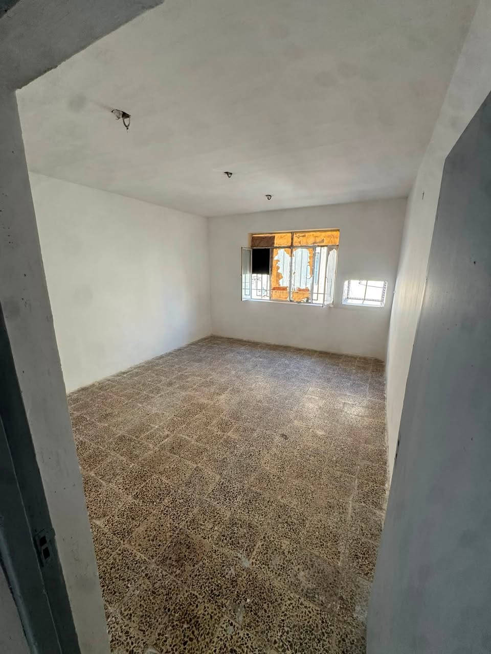 🏡 شقة للإيجار – العامرية
من المالك الشخصي مباشرة 
📍 الموقع: العامرية، خلف شارع المطبعة، نهاية شارع الشيف السوري.

✅ تتكون من:

* غرفتين
* هول
* خدمات متكاملة
* سطحين واسعين

📞 للتواصل والاستفسار:
***********
