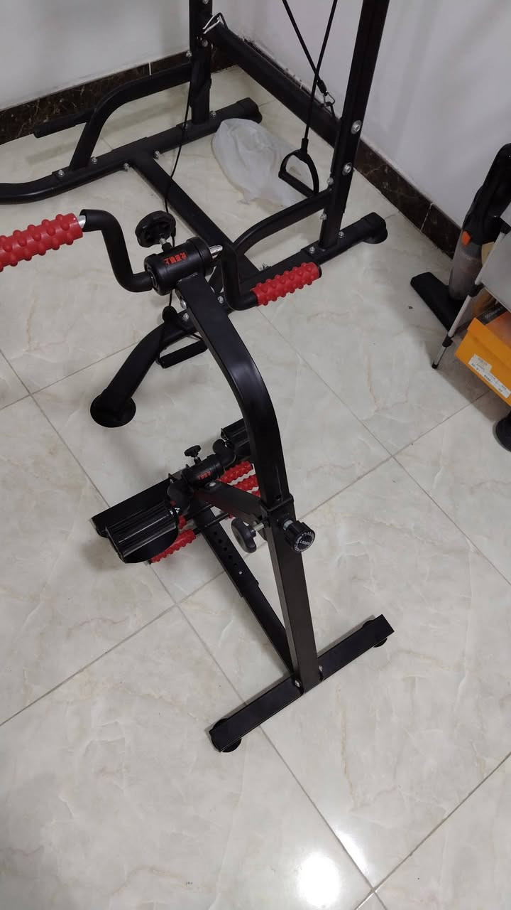 جهاز رياضي للتمرين والتدليك
🔹 جهاز متعدد الاستخدامات للبيت
✅ مخصص لتمارين اليدين والرجلين
✅ يساعد على تحريك وتمرين عضلات الأطراف
✅ يحتوي على بكرات/رولات للتدليك
✅ مقابض وأجزاء مخصصة لتمرين اليدين
✅ دواسات لتمرين الرجلين
✅ تصميم حديدي قوي وثابت
✅ قابل لتعديل حسب وضعيه التمرين
✅ مناسب للاستخدام المنزلي ويوفر مساحه انتَ كاعد تستخدمه 
✅ سهل الاستخدام ولا يحتاج مساحة كبيرة ويحرك المفاصل
✅ وبي من جوه مساند لاصقه يعني ما ياذي الكاشي 
الرقم :*********** 
💰 السعر: 125 قابل للتفاوض 
📩 للمهتمين مراسلة خاص
