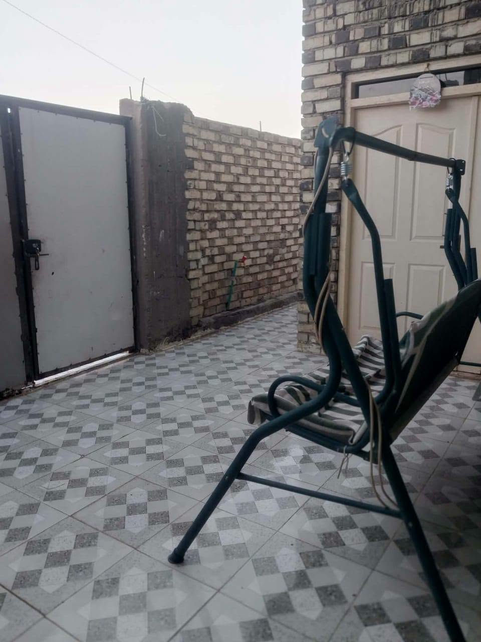 دار للبيع مساحه 300 متر طابو زراعي البناء 150 والباقي 150 حديقه مرقم بلديه 
اساس صب بناء طابوك سقف صب 
يحتوي الدار على غرفتين نوم وصاله ومطبخ واستقبال مغاسل داخليه و خارجيه 
الموقع الكوفه البراكيه شارع المطار القديم خلف اسواق الامير 
السعر 43 مليون وبي مجال للتواصل الاتصال على الرقم 
***********او مراسله الصفحه مكتب حسين الياسري للعقار والمقاولات
