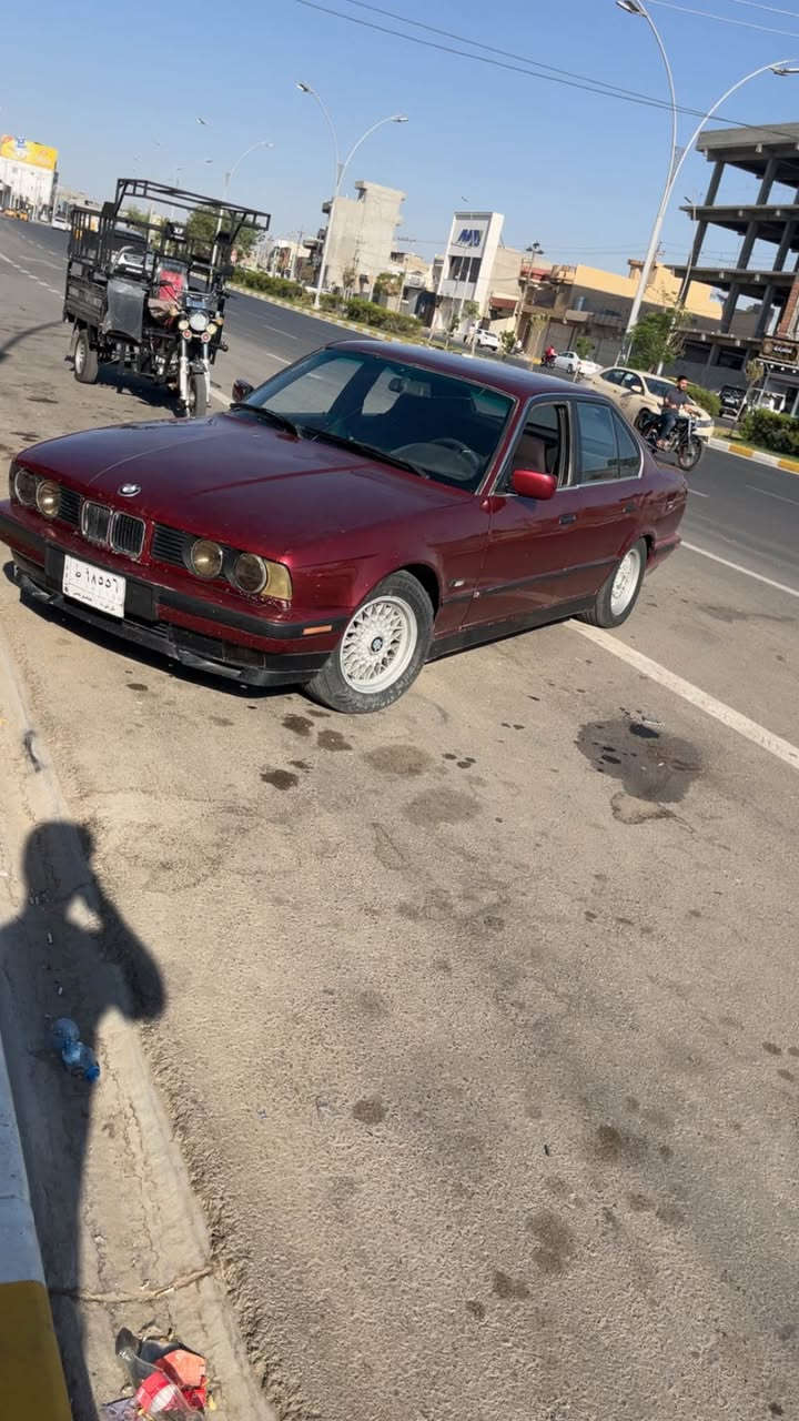سلام عليكم 
بي ايم موديل 1991
رقم كركوك سنوية ب2023منتهي
كيرمحرك خير من اللة 
كير عادي 
حجم525بلاد 
شرت تحويل 
دواخلها حلو 
تايرات جديد 
كهربايي كلة شغال 
اربع جامات كهربايي 
سعر 35بيها مجال 
*********** كركوك, العراق
