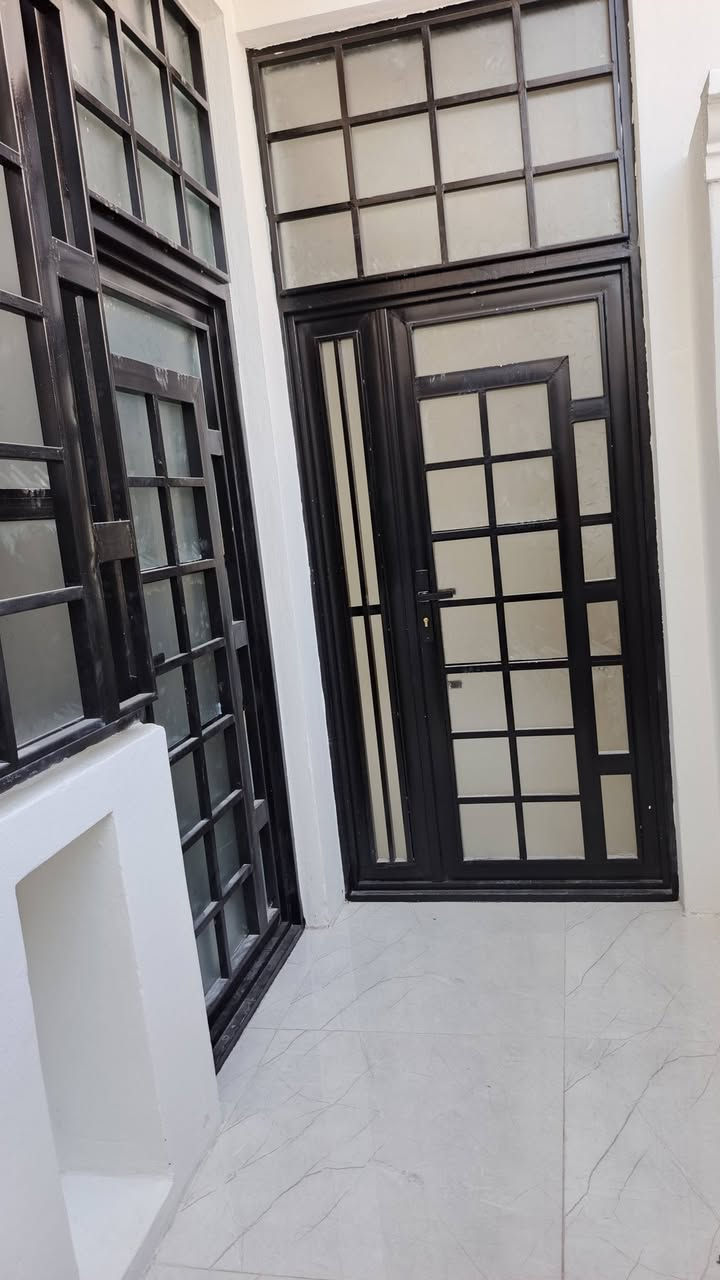 *السلام عليكم*

*يوجد بيت للبيع - كربلاء / خلف السفارة التركية*

🏠 *المواصفات:*
▪️ المساحة: 100 متر
▪️ البناء: طابقين طابوق جمهوري - بناء حديث
▪️ التفاصيل: 4 غرف نوم + صالة + استقبال + مطبخ + 3 صحيات

📍 *الموقع:* كربلاء - خلف السفارة التركية (موقع مميز)
📄 *الجنس:* طابو زراعي سند 25 قرار محكمة
💰 *السعر:* بسعر كلش مناسب

📞 *للاستفسار والاتصال:*
***********
***********

*مكتب سيد رياض الأعرجي للعقار*
---
