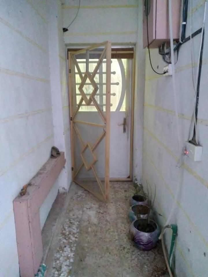مشتمل للبيع ٩٦ متر قاط واحد طرمة واستقبال وهول جبير ضمنه المطبخ وغرفة نوم سويت  وترك وحمام داخلي وخارجي
الظباط خلف جامع البديع قريب الخدمي مال الجسر 
***********
