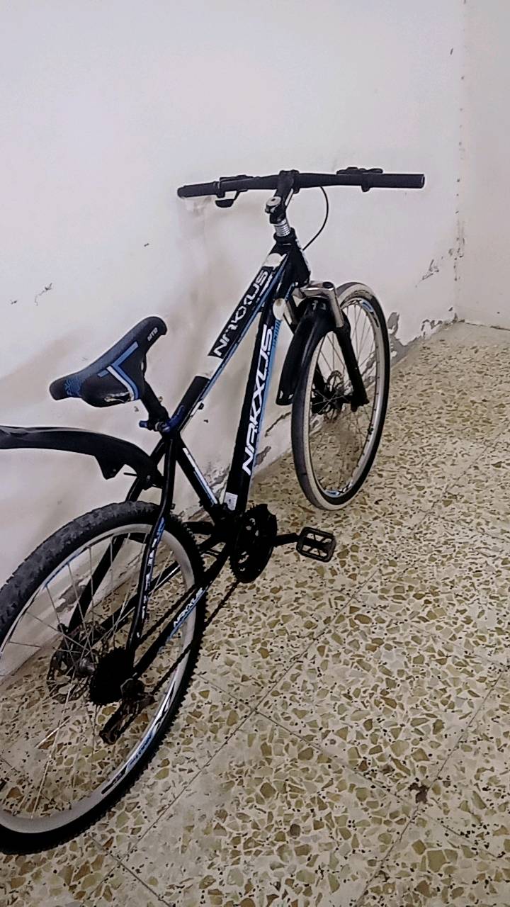 السلام عليكم بايسكل جبلي ماركة MTB دبلات أمامية شغالة العنوان الشعلة السعر 90 وبي مجال للطيبين
ممكن تكتبون الموديل/النوع بالضبط مال البايسكل؟ وإذا تعرفون المقاس شكد (مثل 26 أو 27.5)؟: 
الموديل حديث.MTB .المقاس 26
كم سرعة بيها أو شكد نمر التبديل؟ وهل الجيرات والفرامل كلها شغّالة زين لو بيها ملاحظة؟: 
سبع نمر خلفية وتلاثة امامية البريك الامامي شغال جديد الخلفي شغال
هل بيها أي عطل أو تبديل محتاجه هسه، مثل سلاسل/كفرات/جنط/شوكه؟: 
لا بس التاير ألأمامي مثل ماموضح بلصورة
شنو رايكم بالتسليم؟ تريدون استلام من الشعلة لو أكو إمكانية توصيل، وكم السعر النهائي؟: 
السعر النهائي 85 لا يوجد خدمة توصيل 