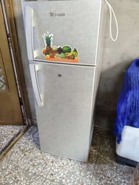 ثلاجه البيع تشتغل بس متبرد نضيفه جدا قيم واخذ التصال 07718482572