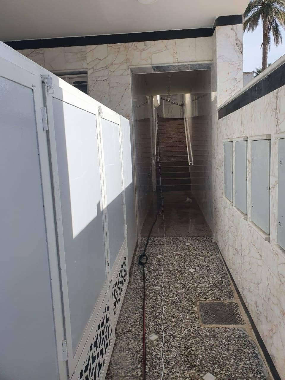 بناية تجارية استثمارية للبيع في بغداد – الصرافية
📍 الموقع: بغداد / الصرافية - موقع مميز على شارع عريض قرب مصرف الرشيد (خلف نادي الصحفيين)، وقرب موقف سيارات وجميع الخدمات.
📐 المساحات والتفاصيل:
مساحة الأرض: 210 م²
المساحة الكلية البنائية: 550 م²
عدد الطوابق: 3 طوابق
عدد الوحدات السكنية: 5 وحدات سكنية
🏗️ توزيع الوحدات السكنية:
الطابق الأرضي: بيت مكون من صالة، مطبخ، 3 غرف نوم (واحدة ماستر)، حمام للبيت، كراج، وحديقة.
الطابق الأول (شقتين):
شقة أمامية: غرفتين نوم، صالة، مطبخ أمريكي على الصالة، حمام، وبالكون.
شقة خلفية: غرفتين نوم، صالة، مطبخ منفصل، حمام، و2 مناور.
الطابق الثاني (شقتين):
شقة أمامية: غرفتين نوم، صالة، مطبخ أمريكي على الصالة، حمام، وبالكون.
شقة خلفية: غرفتين نوم، صالة، مطبخ منفصل، حمام، و2 مناور.
💵 العائد الاستثماري:
الوارد الشهري الحالي: 3,500,000 دينار عراقي (ثلاثة ملايين وخمسمائة ألف).
💰 السعر المطلوب: 990,000,000 دينار عراقي (990 مليون - كاش).
للتواصل ***********
