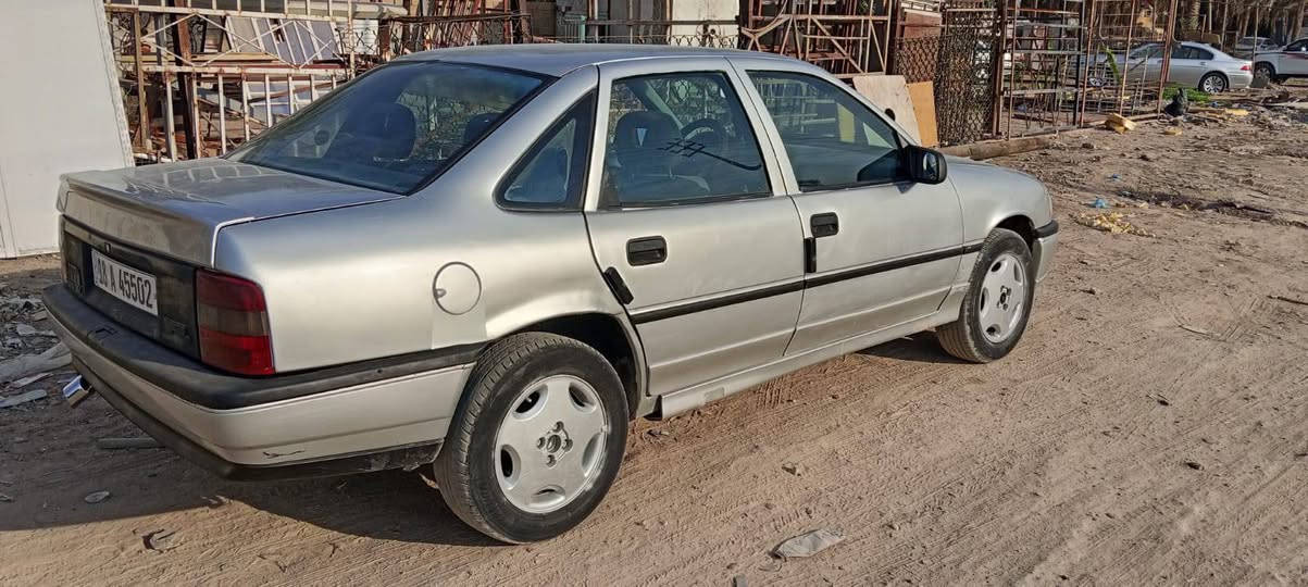 السلام عليكم سياره اوبل نظيفه حداديه جديده بغداد ***********السياره محرك 1800 الموديل 92 السعر 35 وبيها مجال
