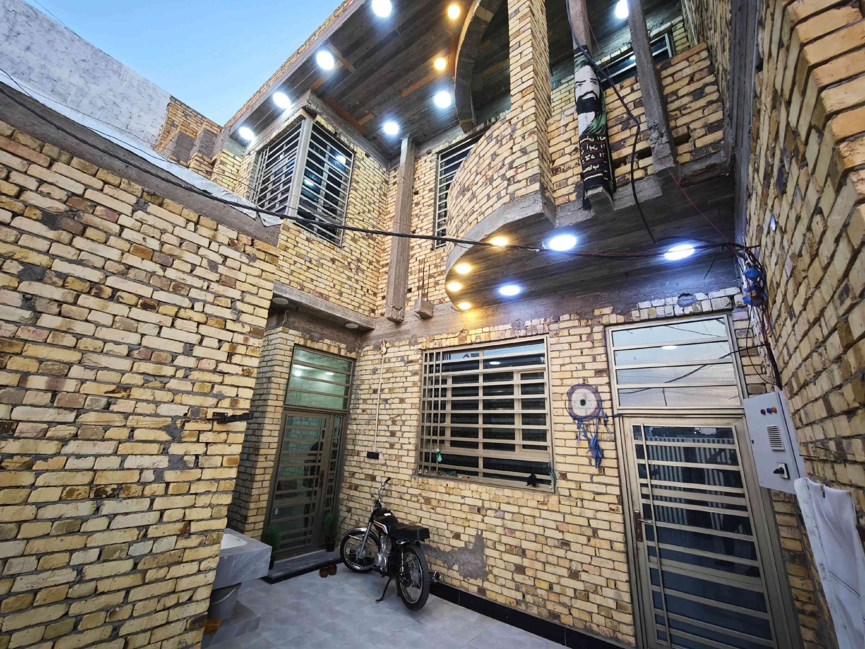 🏠 دار للبيع على الشارع العام (فرصة استثمارية وسكنية ممتازة!) 🏠 📐 المساحة: 200 متر 🏗️ البناء: حديث (طابقين). 🏬 المميزات: يحتوي على محلين تجاريين. 📍 الموقع: ميسان - العماره  📌 المنطقة: حي الغدير. 🏥 العلامة الدالة: مقابل مستشفى الربو والحساسية. 🛣️ الشارع: شارع 50 التجاري. 📋 تفاصيل الطوابق: 🔹 الطابق الأول: 🛏️ غرفة نوم كبيرة. 🛋️ صالة واسعة. 🍳 مطبخ (حار / بارد). 🚪 استقبال. 🚿 صحيات داخلية. 🚗 طرمة كبيرة + صحيات خارجية. 🏪 محلات تجارية عدد (2). 🔹 الطابق الثاني: 🛏️ (3) غرف نوم كبيرة. 📞 للاستفسار والتواصل: 📱 الهاتف: *********** ☎️🤳 #عقارات  #قطع_اراضي  #عقار  #بيع_و_شراء_عقارات #الشعب_الصيني_ماله_حل😂😂 
