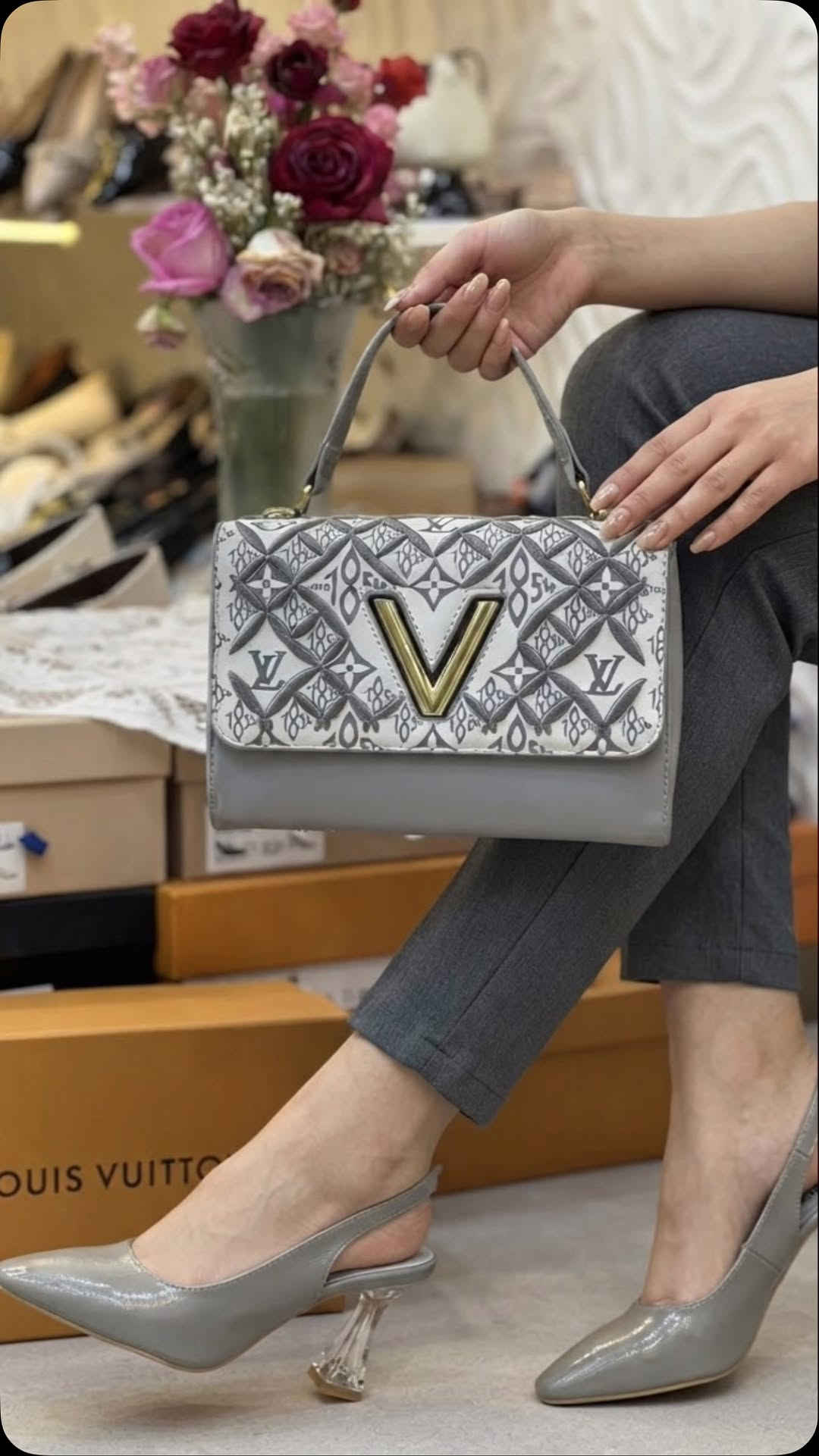 أضيفي لمسة من الأناقة والرقي لإطلالتك اليومية مع هذا الثنائي المثالي! 😍
👠 الحذاء 
حذاء ماري جين العصري بالكعب العريض ليمنحكِ الراحة والثبات طوال اليوم، مع تفاصيل الأبازيم المزدوجة والزهرة الكريستالية الصغيرة التي تضفي لمسة أنثوية ساحرة. يتناغم مع كل شيء 
👜 الجنطة جنطة بتصميم كلاسيكي فخم، مصنوعة من نسيج بارز (Tweed) وقاعدة بيضاء ناعمة، مع إبزيم ذهبي مميز (GD) يعكس الفخامة. حجمها مثالي لكل أغراضك الأساسية
