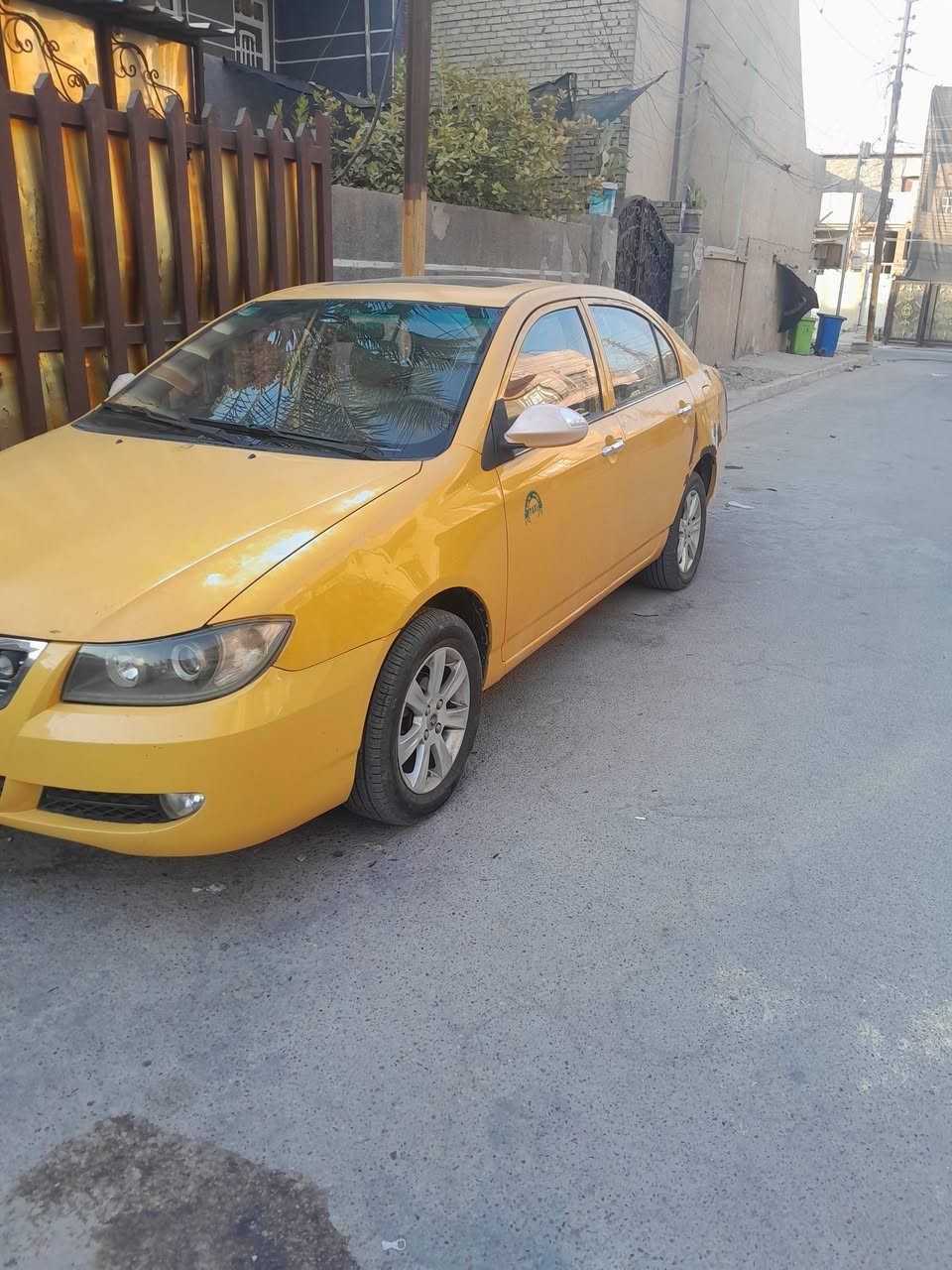 السلام عليكم سياره ليفان 620للبيع بيها ضربه بجنطه بدون صبغ عدا الضربه السياره مضروبه ومصابغها وضع الشركه السياره تبريد منضومه جديده تخم تاير جديد سياره بيها كاز كيت قفل ٢٥ والسياره ب اسمي مصفره هيئه وغرامات ***********
