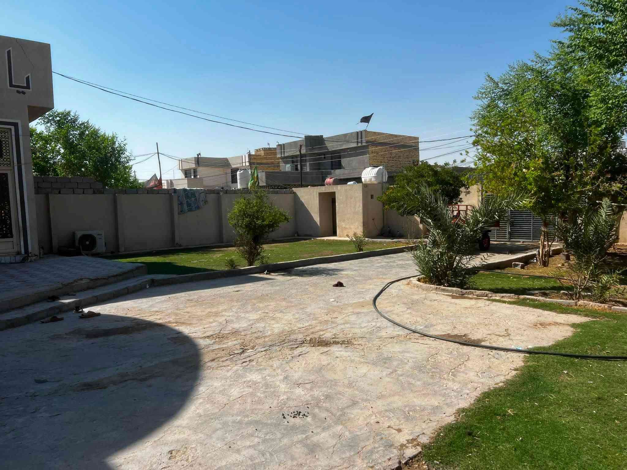 سلام عليكم بيت للبيع مساحه 800 م علا طريق الزوار عمود 155 طريق كربلاء نجف يبعد عن الشارع 100 متر 
مساحه البناء 300 متر بناء درجه اولى كله طابوق جمهوري 
بي 3 غرف نوم مساحه الغرفه 5*6وصاله 11*4 متر والاستقبال 10 *4 بيت جاهز بي حدائق ثنين بيه جميع انواع الاشجار والنخيل  بناء 2024 كامل مكمل من كلشي
 بي سند 25 طابو زراعي مشمول بل تطويب كل هاذا 
بسعر 140 وبي مجال للشراي رقمي *********** وهاذ ثاني بي وتساب ***********
