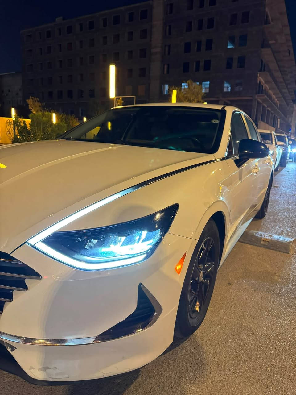 سلام عليكم
سوناتا 2021 وارد امريكي ابيض بدون حادث ضررها سرقه
رقم اربيل الجديد  تحويل مباشر 
مواصفات نص فول  شاشه كبيره وتحكمات ستيرن هاند بريد كهرباء تحديد مسار وباقي المواصفات معروفه 
محرك مكفول لا فتح ولاتبخير شرط 

وبيها بلعراق طخه بسيطه بلجاملغ لخلفي موضح بلصوره ونصبغ على كد الضرر 
سياره جديده جداً  وماناقصها شي 
 مكاني بغداد اليرموك
***********8
السعر 150 وبيها مجال بسيط
