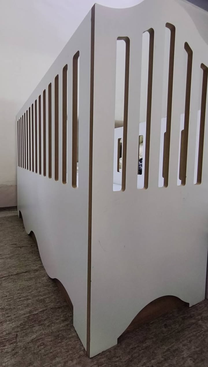 سەلام لە هەمووان ئەو تەختی نوستنی مندالەمان هەیە لۆ فرۆشتن  ئیشی دەستی خۆمە و لۆمالی خۆم کردم زۆر بە پوختەی بەکار نەهاتیە و نەبوە قسمەت نرخی 200 هەزارە    هەولێر
*********** أربيل, العراق
