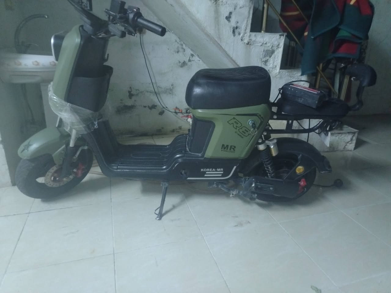 السلام عليكم ورحمه الله دراجه شحن R8 نظيفة وبطارياتها جديدة بدلتها قبل اقل الشهر تمشي 100 واي ضرر مابيها ولاعيب رايدها ب450الف واتساب // *********** //
