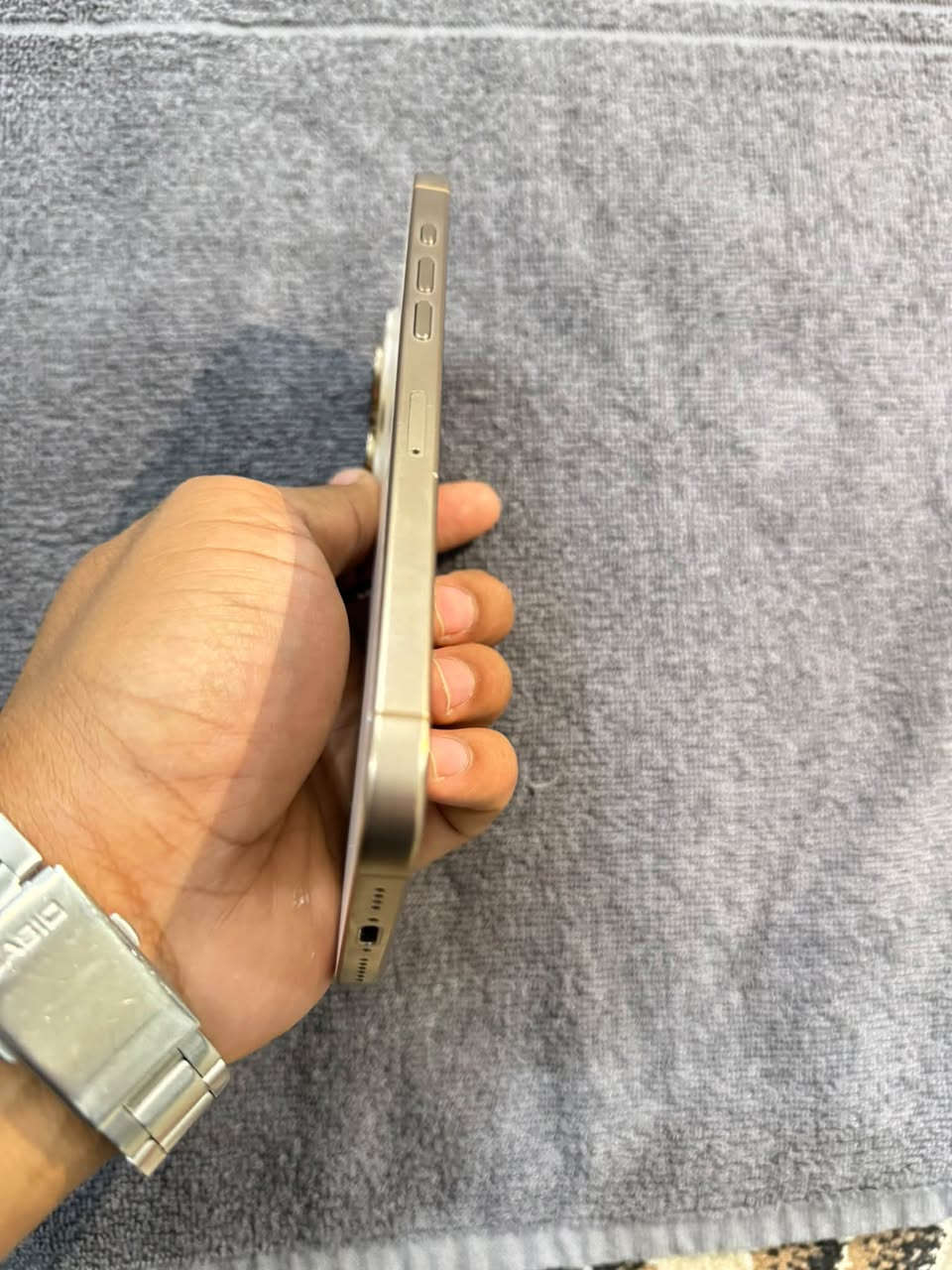 📱 للبيع iPhone 16 Pro Max
🔹 السعة: 256GB
🔹 اللون: شمباني
🔹 نظافة الجهاز: 100% ✨
🔹 صحة البطارية: 89% 🔋
🔹 المنشأ/النسخة: موجه للنرويج 🇳🇴
🔹 الاستخدام: شخصي
🔹 الفاتورة: موجودة وباسمي
🔹 الضمان: ساري ولم ينتهِ بعد ✅
🔹 حالة الهاتف: كفالة عامة
🔹 الموقع: النجف الأشرف

الهاتف بحالة ممتازة ونظيف جدًا، استخدام شخصي ومحافظ عليه، مع وجود الفاتورة والضمان لإثبات المصدر والشراء.

📍 الفحص والمعاينة في النجف
💰 السعر: يُذكر عند التواصل الجاد.
 ☎️واتساب واتصال ***********

نص مكتوب في الصور:
- 14:28 5G 65 Takk for at du handlet hos Håper du blir fornøyd. Ditt ordrenummer er 49579259. Vedlagt følger alle dokumenter knyttet til kjøpet. Lurer du på noe? Vi står alltid klare for å hjelpe deg. Du kan få tak i oss på telefon: 924 05050 (Hverdager: 08-19, Lørdag: 09-16, Søndag: stengt) eller finne ut av det meste selv på www.telia.no/kundeservice. Du er også hjertelig velkommen til å få hjelp i en av våre butikker. Se www.telia.no/butikk for å finne din nærmeste. Med vennlig hilsen oss i Telia ZAHRA ABDUL-HUSAIN AL-RIKABI VOLLEBEKKVEIEN 2 J 03 0598 OSLO Telia Norge AS Telia Linderud Erich Mogerans vei 38 0594 Oslo Telefonnr. 22970666 Epost: telia-linderud@telia.no Foretaksregisteret NO 981 929 055 MVA Elektronisk salgskvittering - KOPI Ordrenr. 49579259 Ordredato 21.12.2024 Selger Monica T. Kasseprofil 10066 Nr. Beskrivelse Antall Salgspris Eks Rabatt % Pris inkl. mva Betalt 9123770 Apple iPhone 16 Pro Max 256 GB Sandfarget titan IMEI nr. 356415757081021 1 stk 12792.00 15990.00 15990.00 Linjer som er merket med * er uten mva. I alt NOK 12792.00 ** Resten av beløpet kommer på utleveringskvitteringen Mva-beløp 3198.00 I alt NOK inkl. mva. 15990.00 Betaling Kontant 15990.00 NOK Kontakt fra Tonsenhagen skole - Mustafa
- 30 3G 3:38 حول الاسم iPhone إصدار iOS 26.6.1 اسم الطراز iPhone 16 Pro Max رقم الطراز MYWX3QN/A الرقم التسلسلي C2CGG2Q3MV الأغاني 0 الفيديوهات 157 الصور 751 التطبيقات 57 السعة 256 غ.ب. متوفرة 162.33 غ.ب. عنوان Wi-Fi C0:6C:0C:1F:0D:CF Bluetooth C0:6C:0C:20:68:C9 البرنامج الثابت للمودم 2.70.01