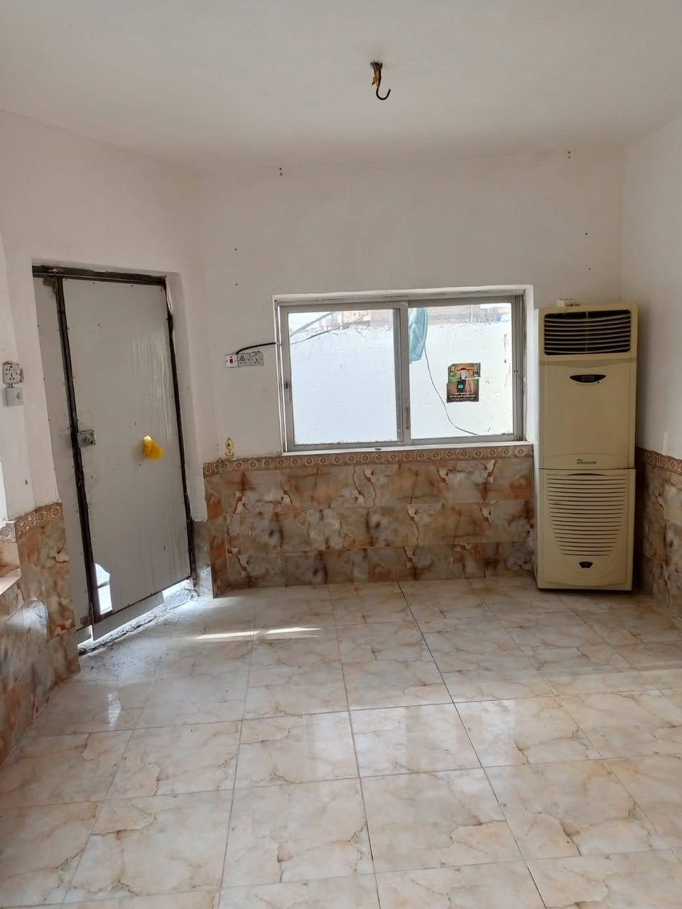 🏡 للبيع بيت سكني بمساحة 200م² 🏡

بيت مرتب ومناسب للسكن، يتكون من:
🛏️ غرفتين نوم
🍳 مطبخ
🛋️ استقبال
🛋️ صالة
🚿 خدمات

📐 المساحة: 200 متر
✨ موقع مناسب حي الشهداء  مقابيل ساحه قرب بوابه الغراف فرع حسينيه اهل البيت 
💰 السعر: تواصل عل هذا الرقم
📞 للاستفسار والتواصل:***********
